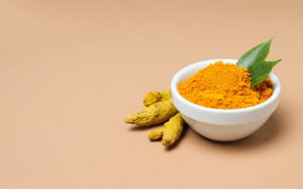 Photovieillissement : comment la curcumine pourrait soutenir votre routine anti-âge