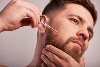 Olio vegetale di ricino per la barba: benefici e consigli d'uso