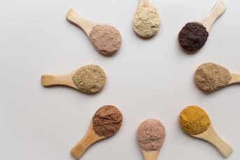 Découvrez les 6 meilleures poudres de plantes à avoir absolument chez vous pour votre routine beauté