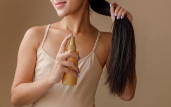 Cheveux fins : ce spray maison naturel fait (vraiment) la différence sur la densité