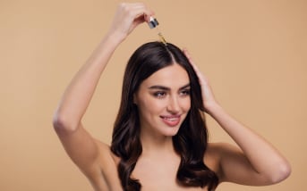 Huile sur les cheveux en été : un danger sous-estimé ?