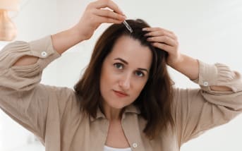 Chute de cheveux : cette huile végétale à faire soi-même avec 4 ingrédients change tout (les résultats sont bluffants)