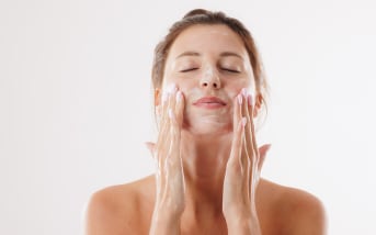 Hydratation globale : ces gestes essentiels pour une peau et un  corps bien nourris
