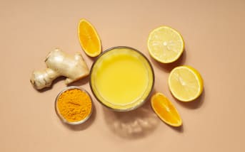 Gingembre, vinaigre, curcuma… 3 recettes de shots détox qui transforment vos matins