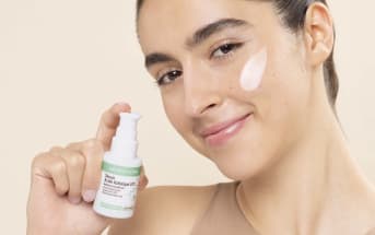 Rougeurs, brillances, pores dilatés : pourquoi les dermatologues misent aujourd’hui sur l’acide azélaïque ?