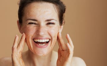 I benefici di uno scrub viso