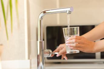 Eau du robinet vs eau filtrée : ce que ça change vraiment pour la peau