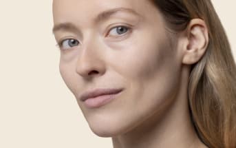 Formulazione alla vitamina C: quali criteri influenzano la luminosità della pelle?