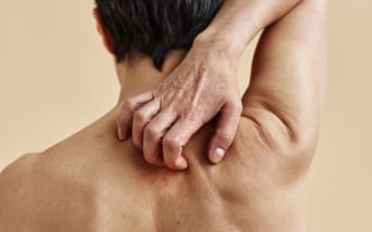 Chlore, sel, mer : pourquoi votre peau réclame une douche après chaque baignade