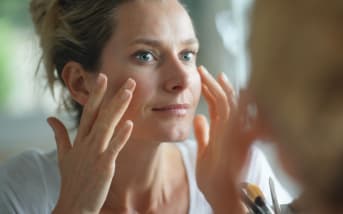 Teint terne, traits creusés : comment l’hiver impacte la synthèse de collagène (et les gestes qui font la différence)