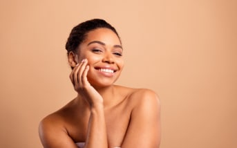 Comment resserrer les pores dilatés naturellement ? Nos solutions