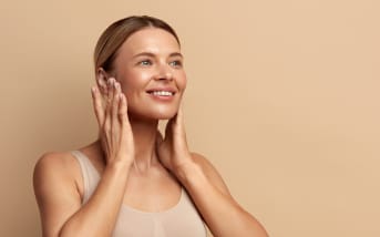 Manque d’eau, ridules, tiraillements : les soins Aroma-Zone qui réhydratent vraiment la peau