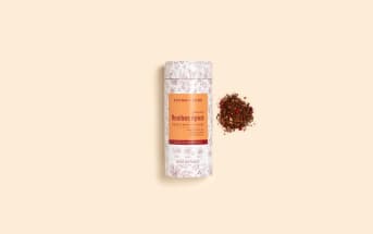 Cette tisane épicée aux fruits va transformer vos pauses d’automne (et le secret, c’est le rooibos !)