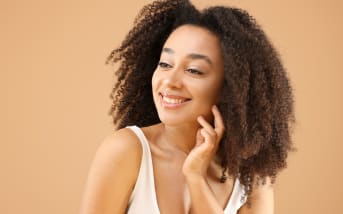 Boucles en Z très serrées : la routine naturelle pour cheveux texturés 4B