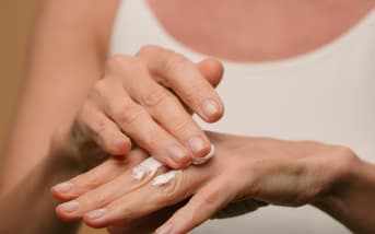 Hydrater ses mains en hiver : l’erreur que tout le monde fait (et qui les abîme encore plus)