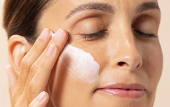 How can I moisturise my skin naturally?