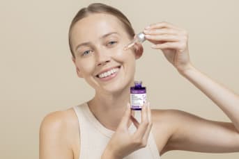 Ce sérum anti-âge figure parmi les meilleures ventes Aroma-Zone. Pourquoi cet actif végétal devient l’alternative préférée au Rétinol ?