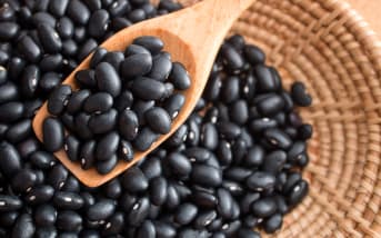 Éclat de la peau : l’aliment simple qui change tout (et l’explication scientifique derrière)