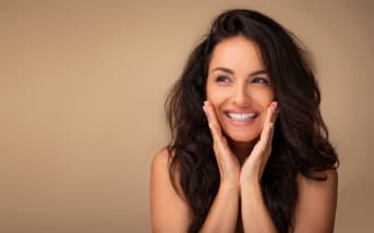 Non, l’eau froide ne rend pas vos cheveux plus brillants : voici ce qui fonctionne vraiment