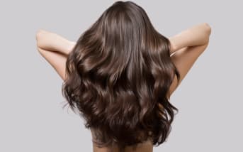 Elles en parlent toutes sur les réseaux sociaux. Oui, l’huile de romarin est bien l’une des plus efficaces pour la pousse des cheveux