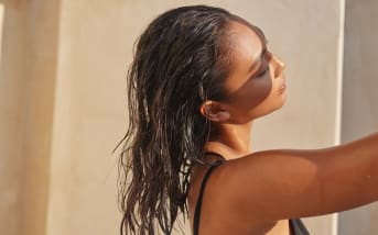 Laissez le soleil sublimer vos cheveux… sans les abîmer
