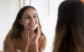 Vous commencez votre routine par la crème ? Voici pourquoi c’est une mauvaise idée
