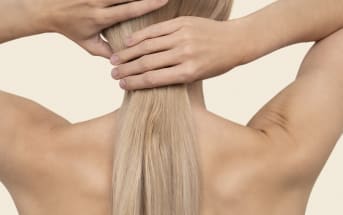 Vos cheveux rêches manquent peut-être… de sucres ? Zoom sur un ingrédient végétal méconnu : la poudre de banane