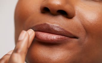 Lèvres gercées : le geste simple mais que personne ne fait vraiment