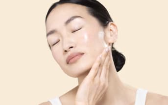 3 gestes simples pour stimuler le collagène et raffermir la peau en 10 minutes par jour