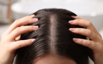 Longueurs fatiguées, pousse ralentie… Et si tout venait du cuir chevelu ?