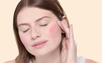 Rougeurs, tiraillements, déshydratation : pourquoi le froid détruit votre barrière cutanée (et comment la protéger efficacement)