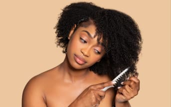 Quels compléments alimentaires pour les cheveux crépus ?