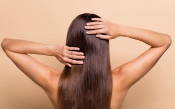Cheveux électriques : les discipliner naturellement