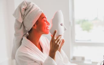Masques LED, outils connectés : ces gadgets complémentaires à votre routine transforment votre peau