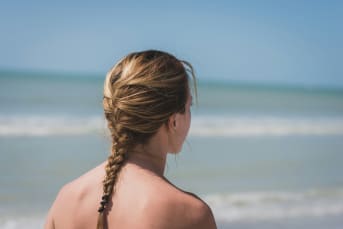 Les bienfaits du soleil sur vos cheveux : mythe ou réalité ?