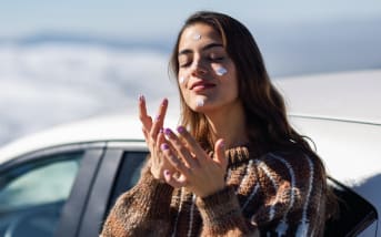 Pourquoi le froid intense déclenche des micro-stress cutanés et comment les apaiser efficacement