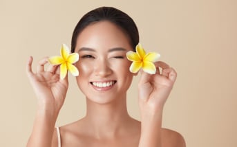 Tendance Island Girl : l’huile sèche pailletée qui sublime le bronzage