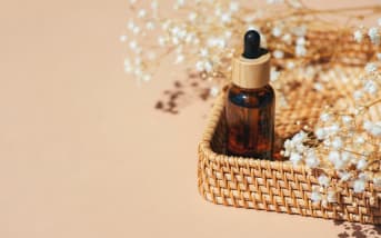 L'huile de ricin pour les cils : bienfaits et conseils d'application