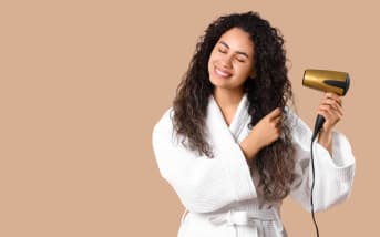 Réparer vos cheveux secs après l’été : les soins essentiels