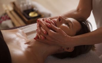 Pas de double menton, pas de rides : le massage le plus efficace selon les experts