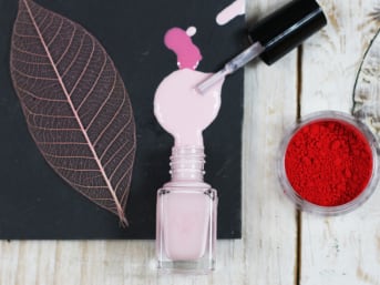 Vernis à ongles rose aquarelle