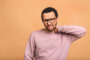 Arthrose cervicale : reconnaître les symptômes courants