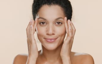 Quels sont les bienfaits du niacinamide pour le contour des yeux ?