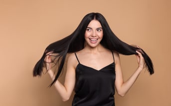 De combien de centimètre(s) poussent les cheveux par mois ?