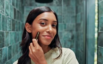 Seulement 5 minutes par jour : ce geste booste l’éclat de la peau et réduit les imperfections (la méthode d’une facialiste)