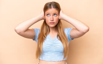 Pourquoi vos cheveux blanchissent (et ce que le stress y change vraiment)