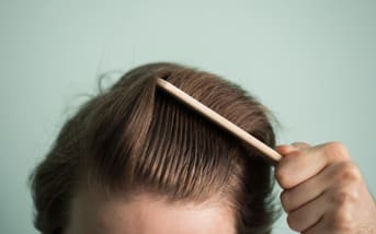 Messieurs, ces soins naturels vous apporteront des cheveux en pleine santé