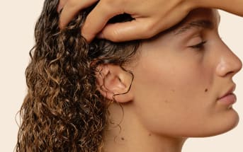 Acido ialuronico: guida all’idratazione di pelle e capelli