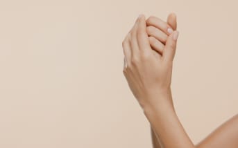 Crevasses mains : pourquoi une crème hydratante ne suffit pas - et ce qu’il faut vraiment pour réparer naturellement