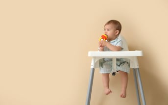 Vomissements bébé 2 ans sans fièvre : causes et précautions